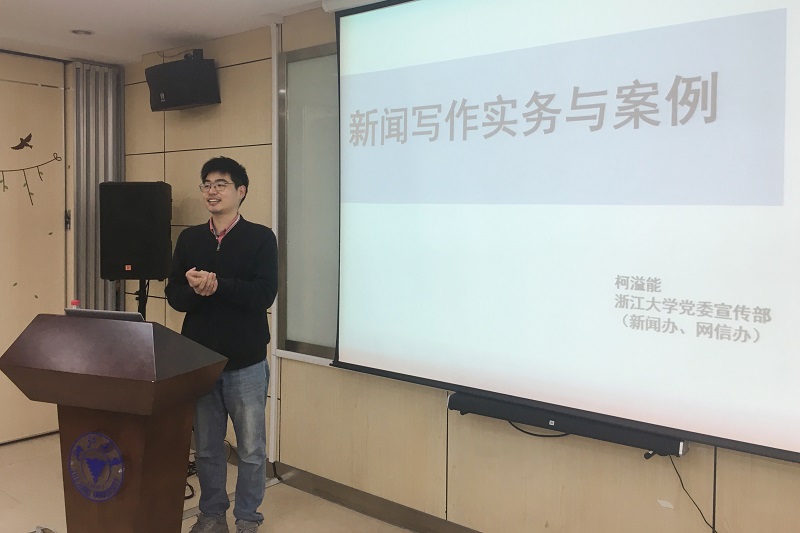 1柯老师近景.jpg
